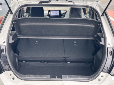 新型スイフト(スズキ)登録済未使用車 内外装写真他２