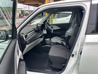 新型スイフト(スズキ)登録済未使用車 前席内装