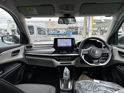 新型スイフト(スズキ)登録済未使用車 後席から見た前席