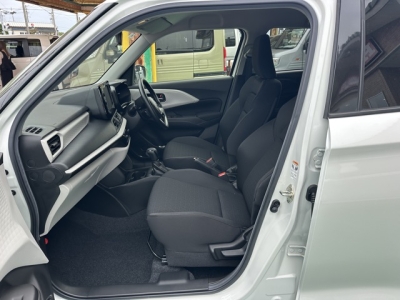 新型スイフト(スズキ)登録済未使用車 前席内装