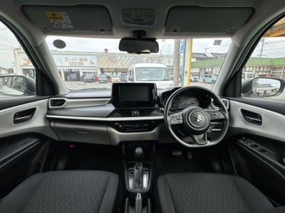 新型スイフト(スズキ)登録済未使用車 後席から見た前席