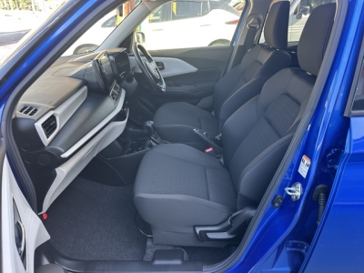 新型スイフト(スズキ)中古車 前席内装