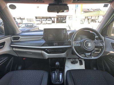 新型スイフト(スズキ)中古車 後席から見た前席