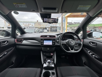 リーフ(ニッサン)中古車 後席から見た前席