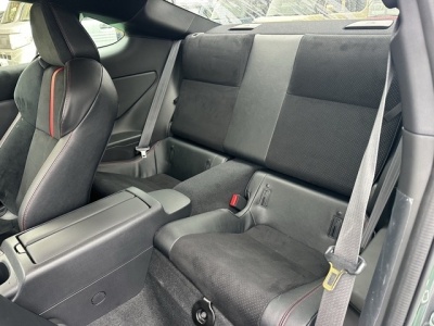 BRZ(スバル)中古車 後席内装