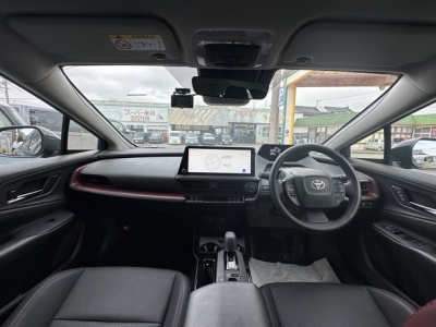 プリウス(トヨタ)中古車 後席から見た前席