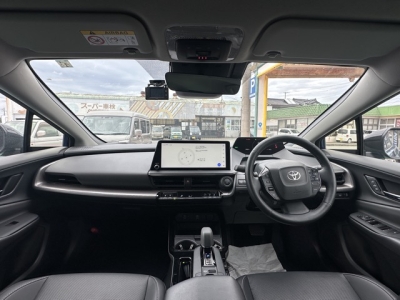 プリウス(トヨタ)中古車 後席から見た前席