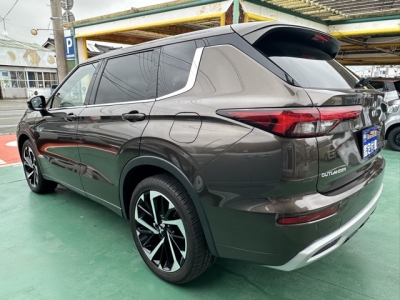 アウトランダーPHEV(三菱)中古車 後方