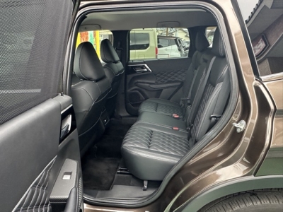 アウトランダーPHEV(三菱)中古車 後席内装