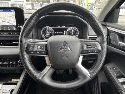 アウトランダーPHEV(三菱)中古車 内外装写真他