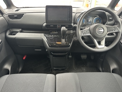 新型ルークス(ニッサン)中古車 後席から見た前席