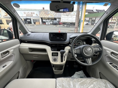 ムーヴ(ダイハツ)中古車 後席から見た前席