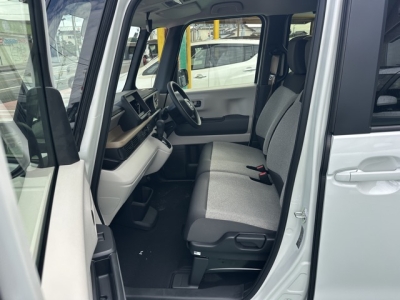 新型N-BOX(ホンダ)届出済未使用車 前席内装
