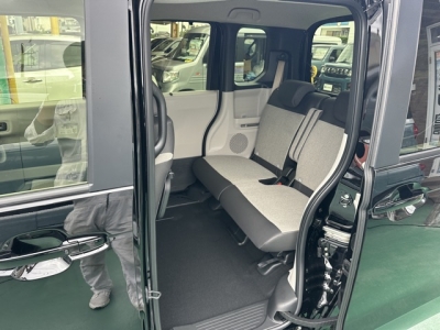 新型N-BOX(ホンダ)届出済未使用車 後席内装