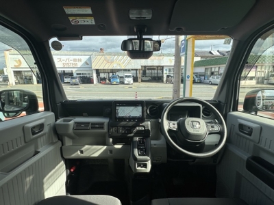 N-VAN e(ホンダ)中古車 後席から見た前席
