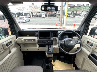 N-VAN e(ホンダ)届出済未使用車 後席から見た前席