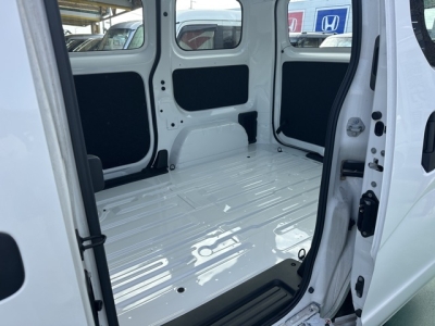 NV200バネットバン(ニッサン)登録済未使用車 後席から見た前席