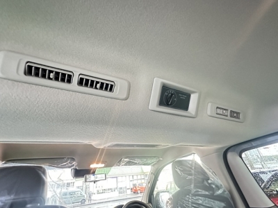 キャラバン(ニッサン)登録済未使用車 後席から見た前席