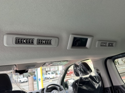 キャラバン(ニッサン)登録済未使用車 後席から見た前席