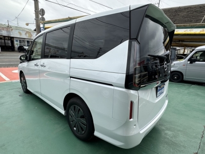 セレナ(ニッサン)登録済未使用車 後方