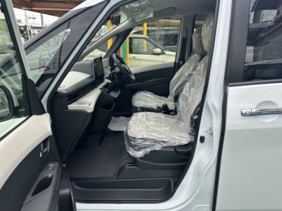 セレナ(ニッサン)登録済未使用車 前席内装