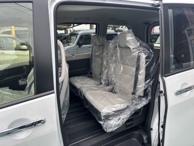 セレナ(ニッサン)登録済未使用車 後席内装