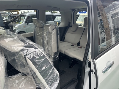 セレナ(ニッサン)登録済未使用車 後席から見た前席