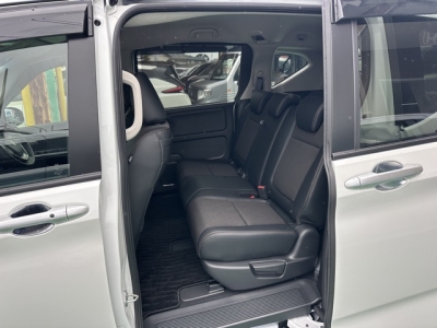 フリード+(ホンダ)中古車 後席内装