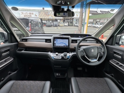 フリード+(ホンダ)中古車 後席から見た前席
