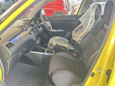 スイフトスポーツ(スズキ)登録済未使用車 前席内装