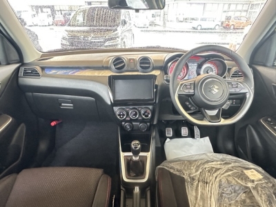 スイフトスポーツ(スズキ)登録済未使用車 後席から見た前席