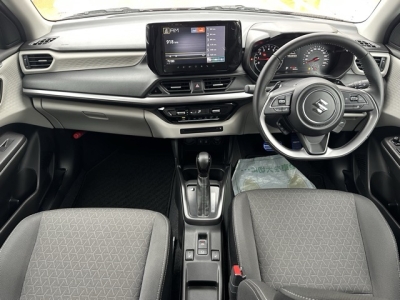 新型スイフト(スズキ)中古車 後席から見た前席