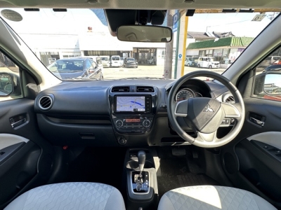 ミラージュ(三菱)中古車 後席から見た前席