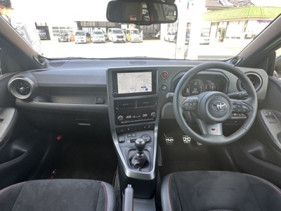 GRヤリス(トヨタ)中古車 後席から見た前席