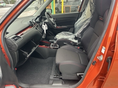 スイフトスポーツ(スズキ)登録済未使用車 前席内装