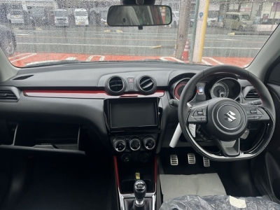 スイフトスポーツ(スズキ)登録済未使用車 後席から見た前席