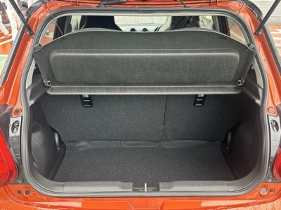 スイフトスポーツ(スズキ)登録済未使用車 内外装写真他