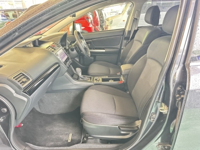レヴォーグ(スバル)中古車 前席内装