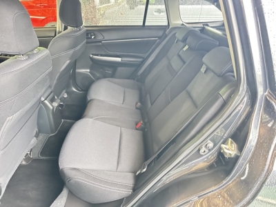 レヴォーグ(スバル)中古車 後席内装