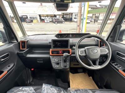 タントファンクロス(ダイハツ)届出済未使用車 後席から見た前席