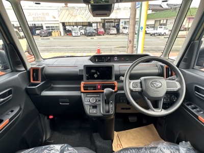タントファンクロス(ダイハツ)届出済未使用車 後席から見た前席