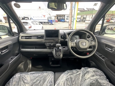 N-WGN(ホンダ)届出済未使用車 後席から見た前席