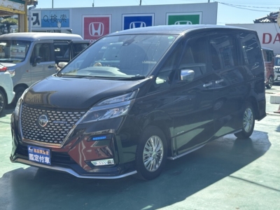 セレナ(ニッサン)中古車 前方