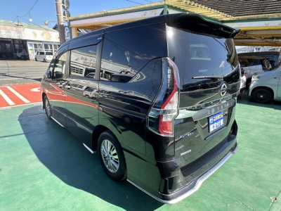 セレナ(ニッサン)中古車 後方