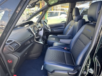 セレナ(ニッサン)中古車 前席内装