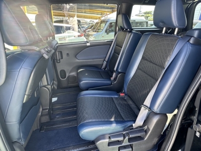 セレナ(ニッサン)中古車 後席内装