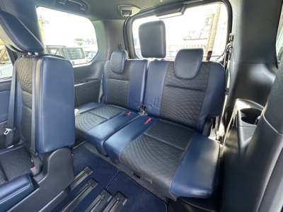 セレナ(ニッサン)中古車 後席から見た前席
