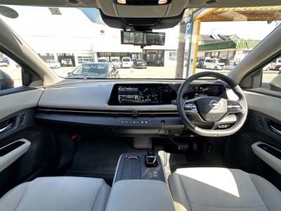 アリア(ニッサン)中古車 後席から見た前席
