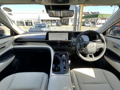 クラウンクロスオーバー(トヨタ)中古車 後席から見た前席