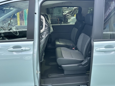 新型フリード(ホンダ)登録済未使用車 後席内装